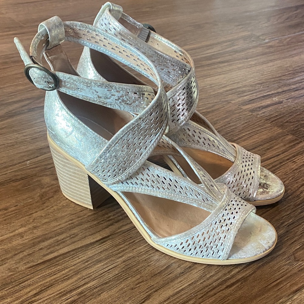 Silent D “Moonlit shimmer” sandals. Sundance. Sz 38 holiday metallic formal vaca